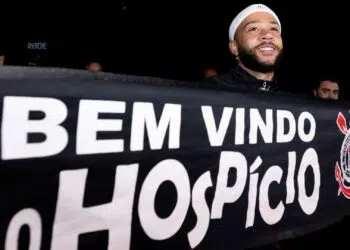 Memphis chega ao Brasil driblando torcedores