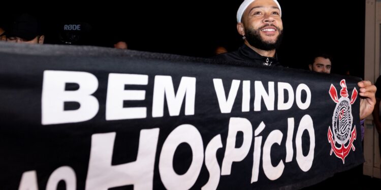 Memphis chega ao Brasil driblando torcedores