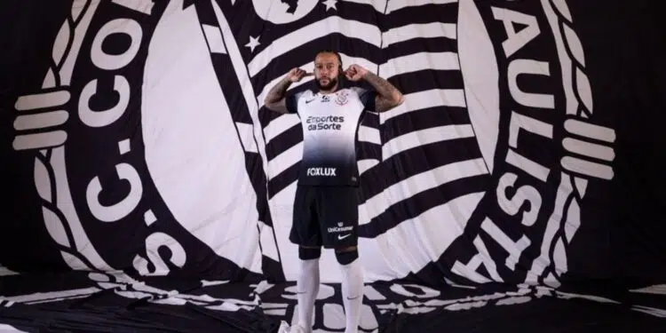 Memphis Depay com a camisa do Corinthians
