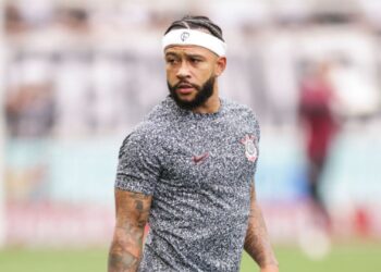 Memphis Depay em jogo de estreia pelo Corinthians