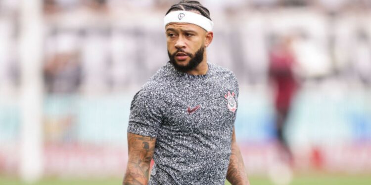 Memphis Depay em jogo de estreia pelo Corinthians