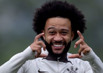 Memphis Depay com cabelo black power em treinamento