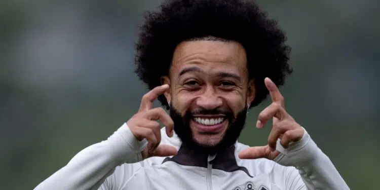 Memphis Depay com cabelo black power em treinamento