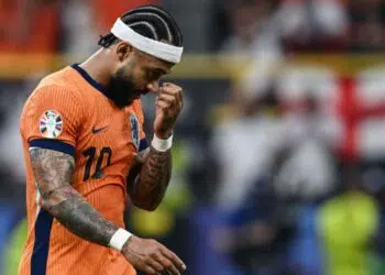 Memphis Depay cabisbaixo em partida de futebol