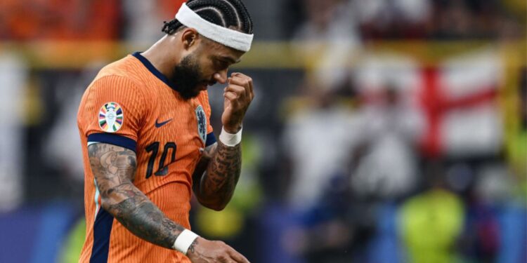 Memphis Depay cabisbaixo em partida de futebol