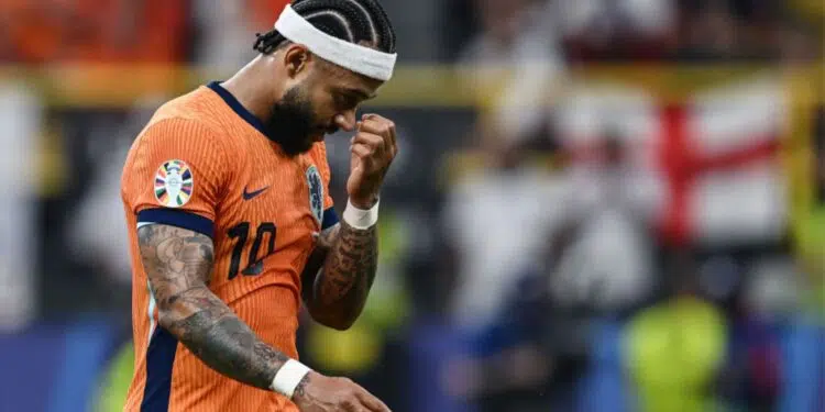 Memphis Depay cabisbaixo em partida de futebol