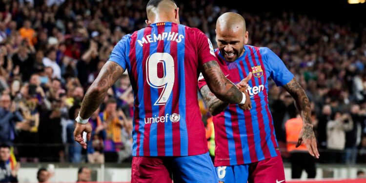 Memphis Depay não esconde que segue amigo de Daniel Alves (Crédito: Getty Images)