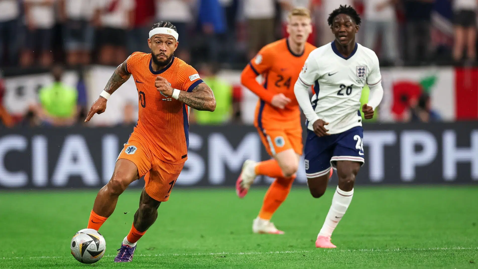Memphis Depay em ação pela Holanda