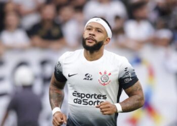 Memphis Depay atuando pelo Corinthians