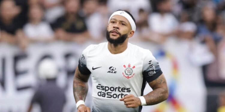 Memphis Depay atuando pelo Corinthians
