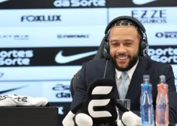 Memphis Depay em coletiva de imprensa dada nesta semana