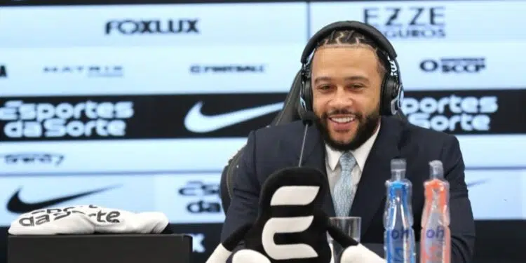 Memphis Depay em coletiva de imprensa dada nesta semana