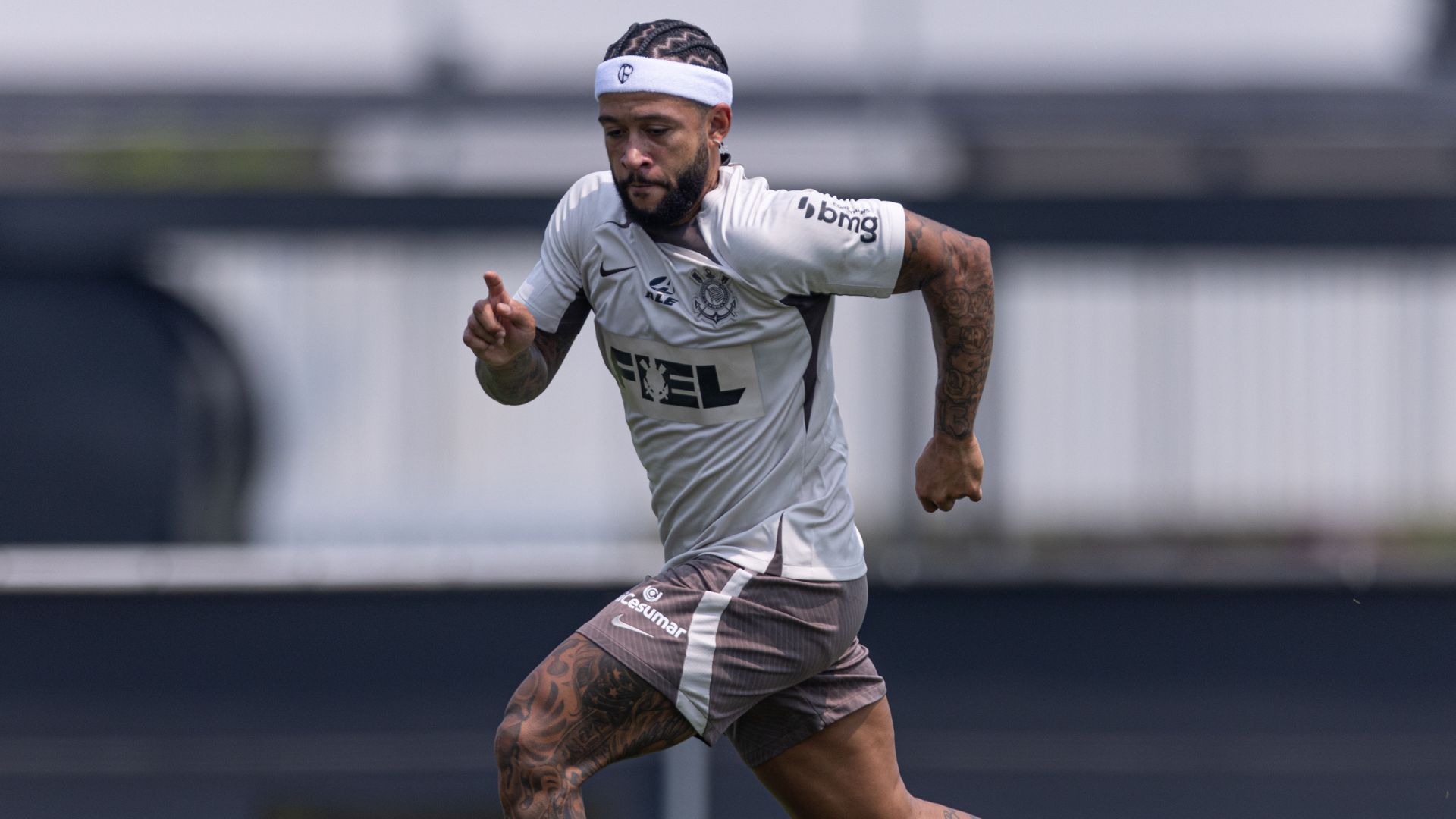 Memphis Depay em treinamento pelo Corinthians