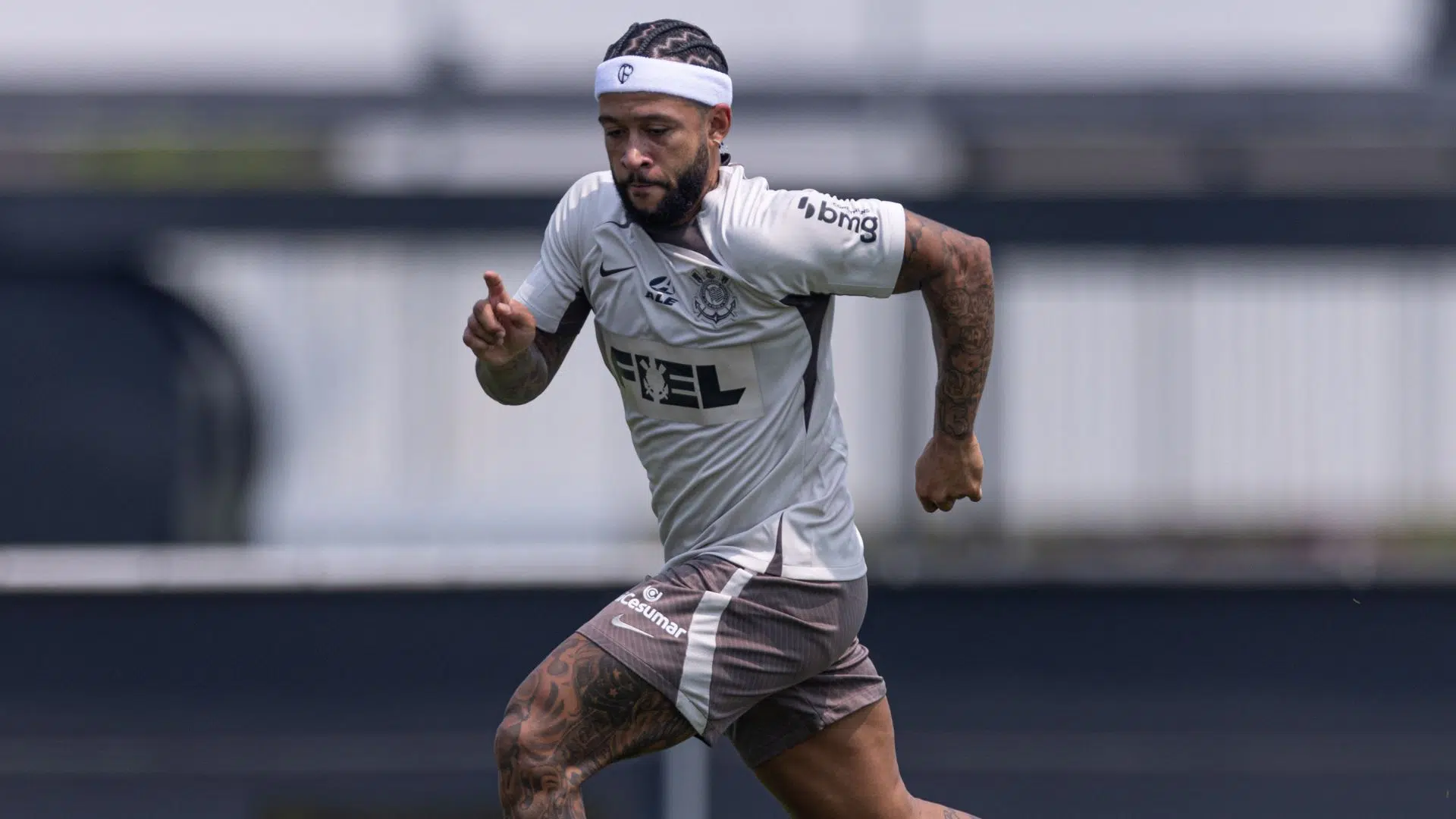 Memphis Depay em treinamento pelo Corinthians