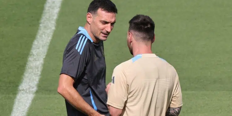 Lionel Scaloni fala sobre dificuldade de jogar sem Lionel Messi (Crédito: Getty Images)