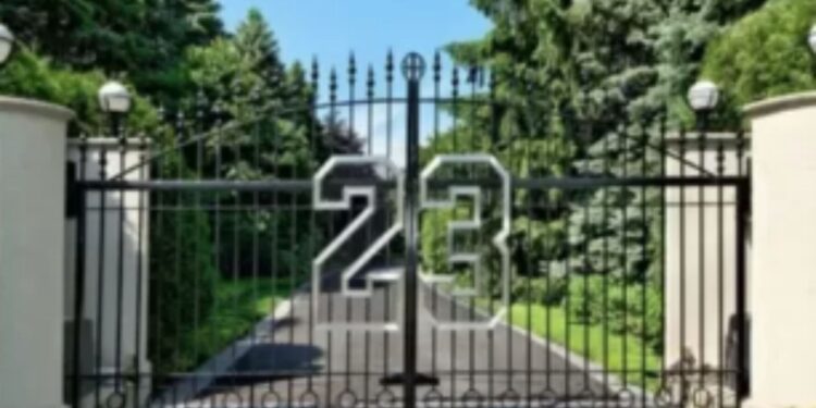 Michael Jordan acha comprador para mansão após 12 anos à venda