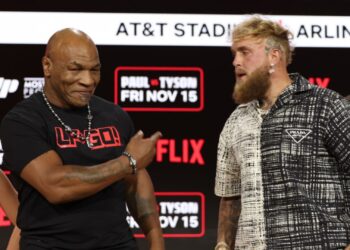 Mike Tyson e Jake Paul em conferência antes da luta em novembro