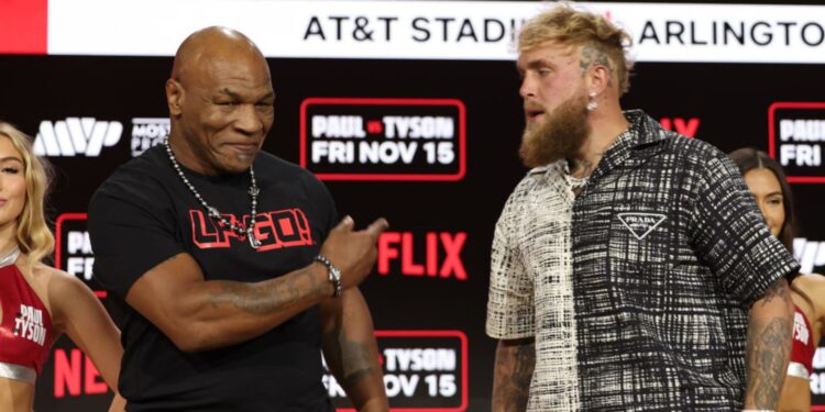 Mike Tyson e Jake Paul em conferência antes da luta em novembro