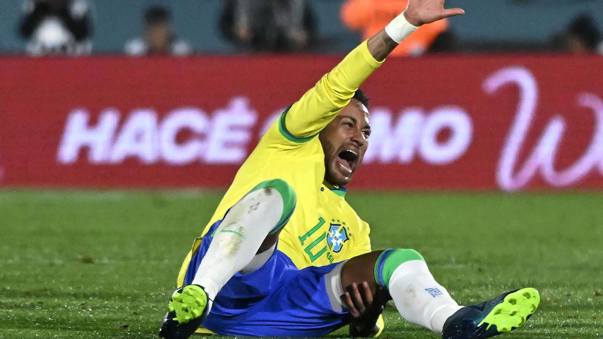Momento da lesão de Neymar, pela Seleção Brasileira