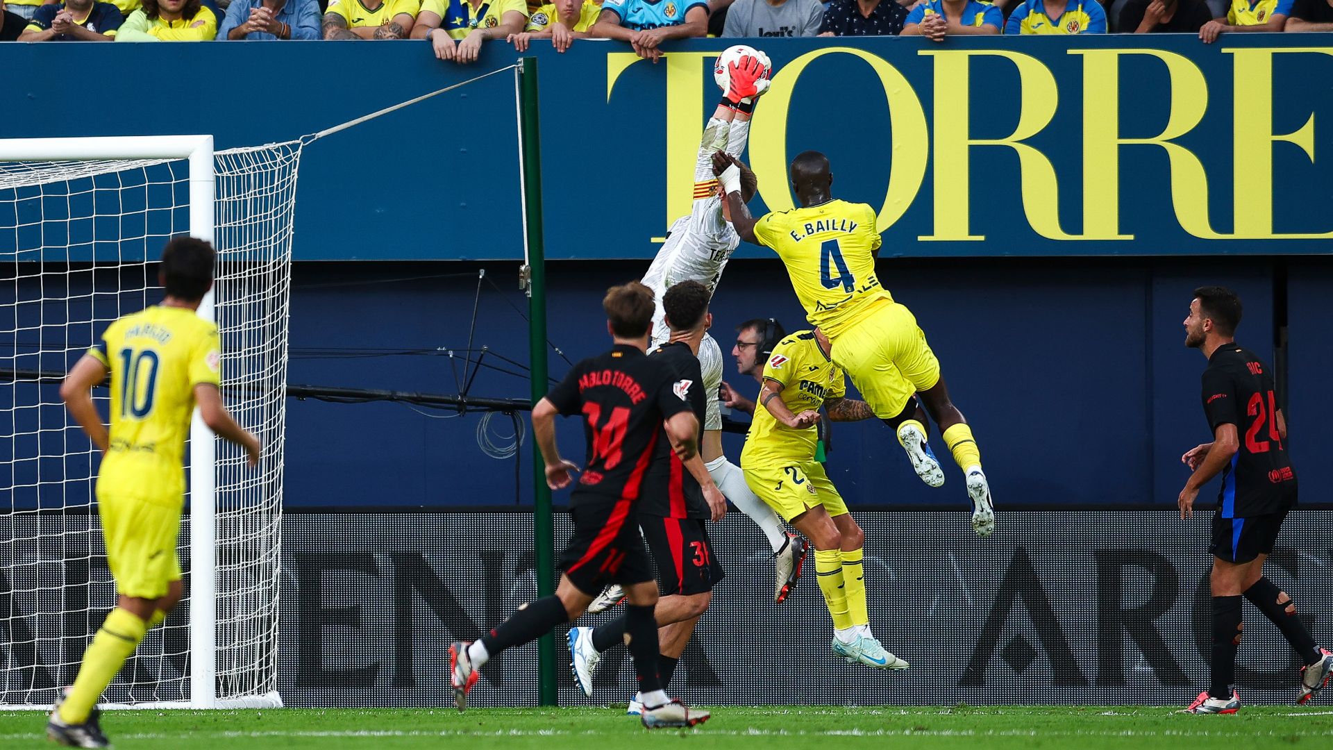 Momento da lesão de Ter Stegen pelo Barcelona