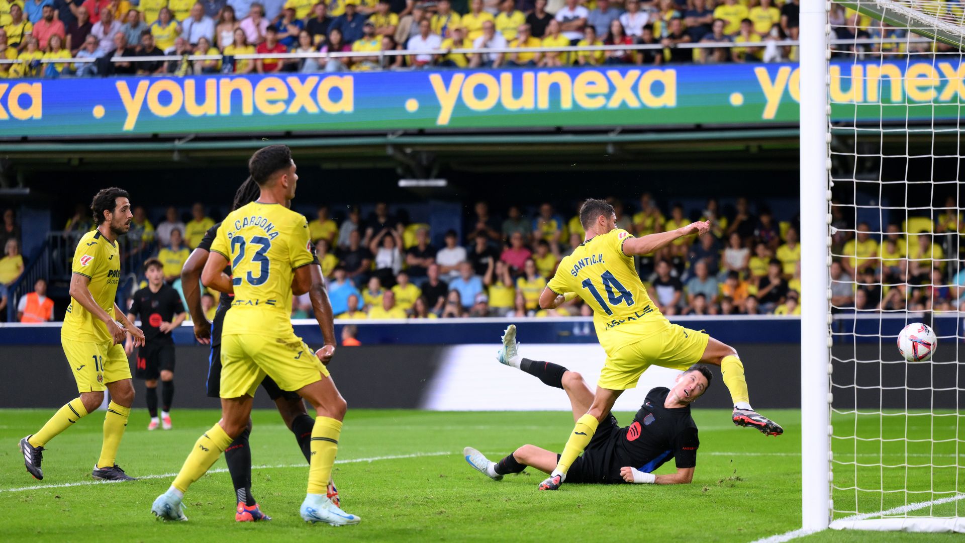 Momento de um dos gols de Lewandowski na vitória do Barcelona