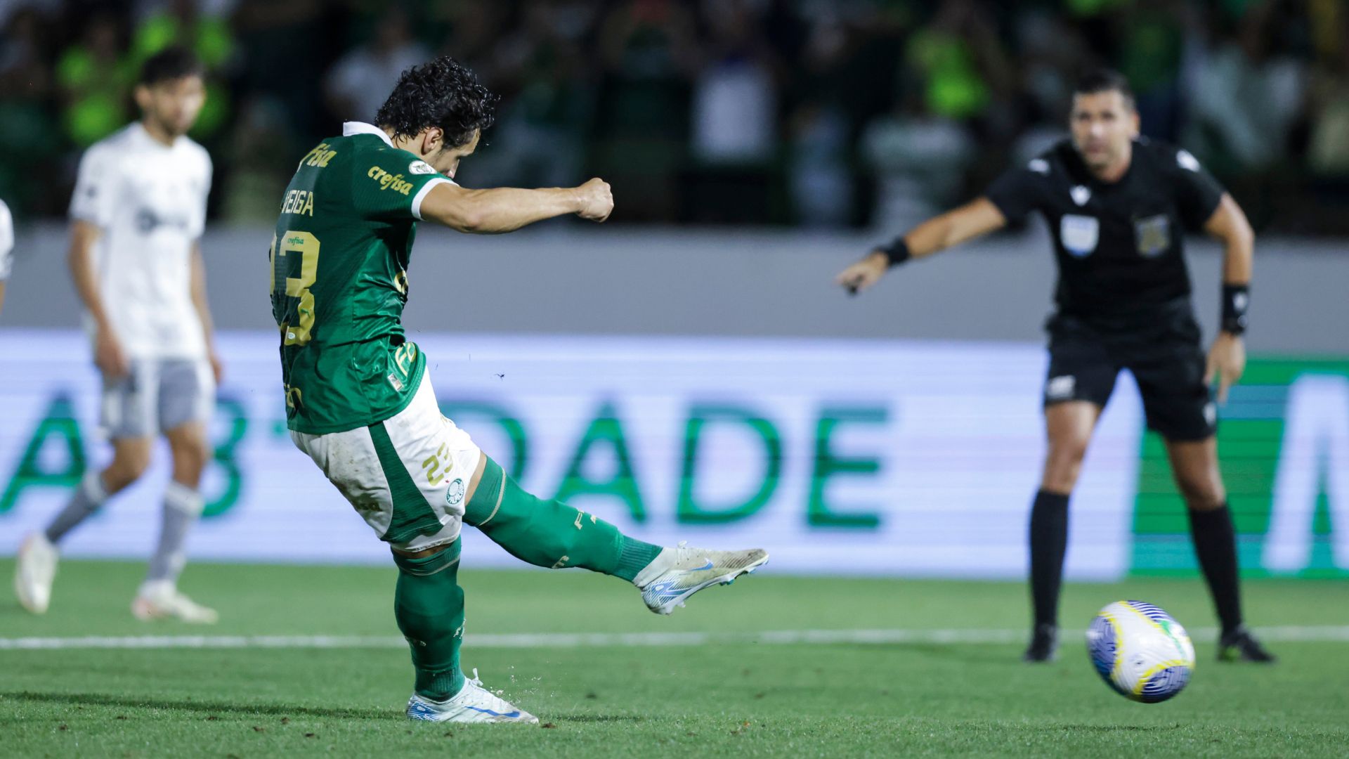 Momento da cobrança de pênalti de Raphael Veiga