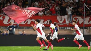 Jogadores do Monaco comemorando o primeiro gol contra o Barcelona