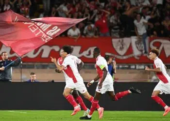 Jogadores do Monaco comemorando o primeiro gol contra o Barcelona