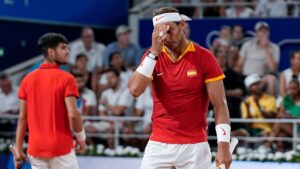Rafael Nadal lamentando ponto na Olimpíada de Paris