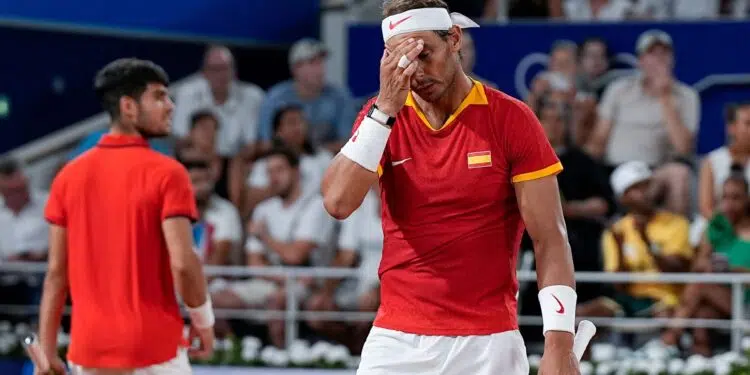 Rafael Nadal lamentando ponto na Olimpíada de Paris