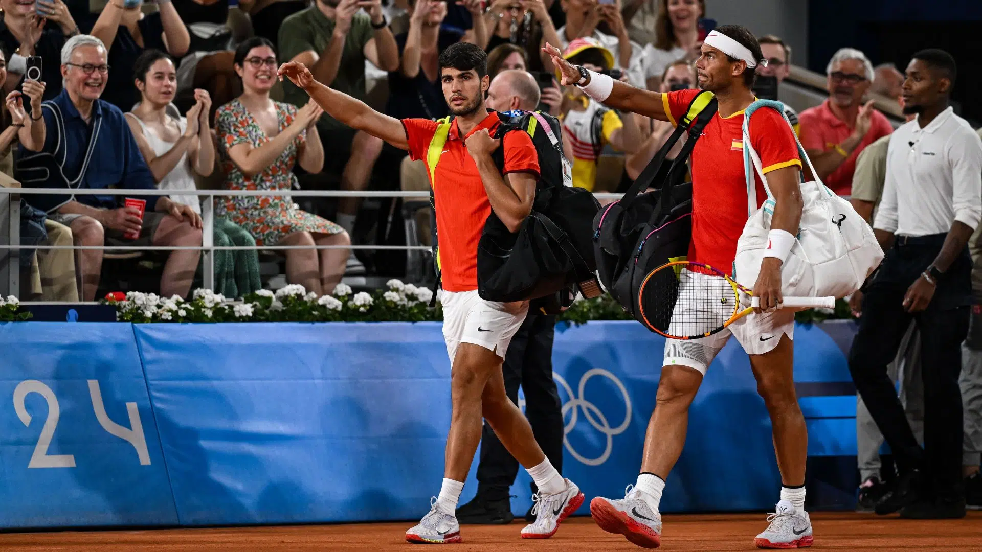 Rafael Nadal e Carlos Alcaraz se despedindo da torcida, na Olimpíada de Paris