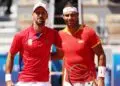 Novak Djokovic e Rafael Nadal abraçados antes de jogo válido pelos Jogos Olímpicos de Paris