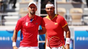 Novak Djokovic e Rafael Nadal abraçados antes de jogo válido pelos Jogos Olímpicos de Paris