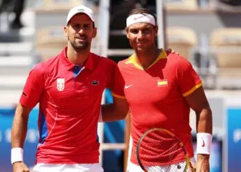 Novak Djokovic e Rafael Nadal abraçados antes de jogo válido pelos Jogos Olímpicos de Paris