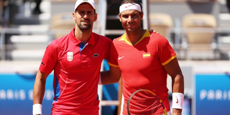 Novak Djokovic e Rafael Nadal abraçados antes de jogo válido pelos Jogos Olímpicos de Paris