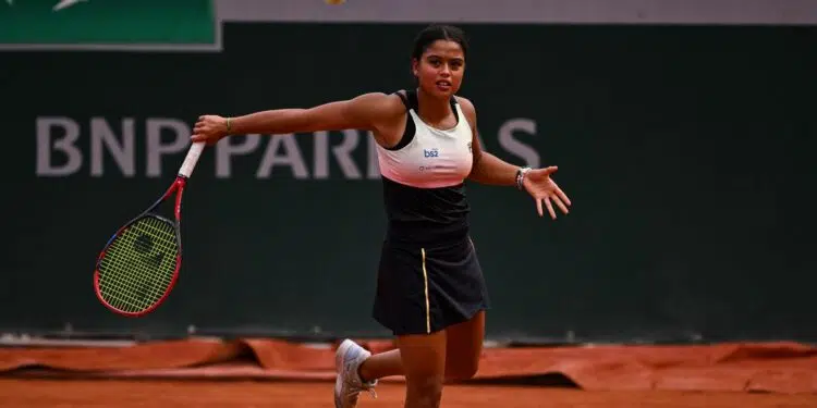Naná Silva, tenista brasileira, joga em quadra de saibro