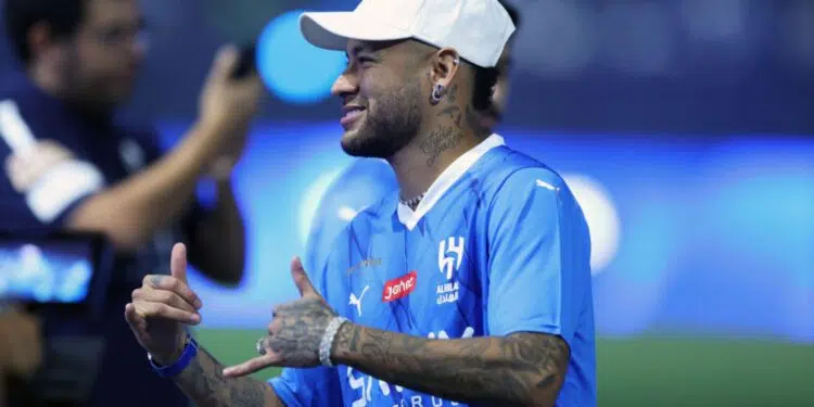Neumar comemorando título pelo Al-Hilal