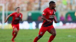 Nikão se pronunciou após ser afastado do elenco principal do Athletico-PR