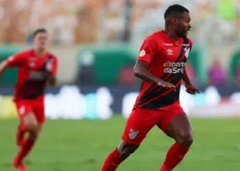 Nikão se pronunciou após ser afastado do elenco principal do Athletico-PR