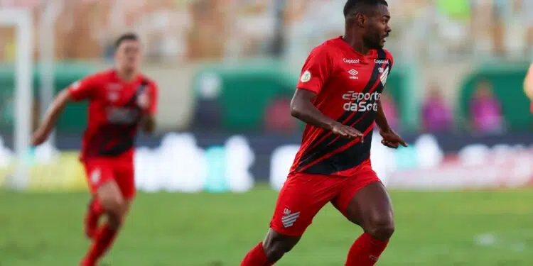 Nikão se pronunciou após ser afastado do elenco principal do Athletico-PR