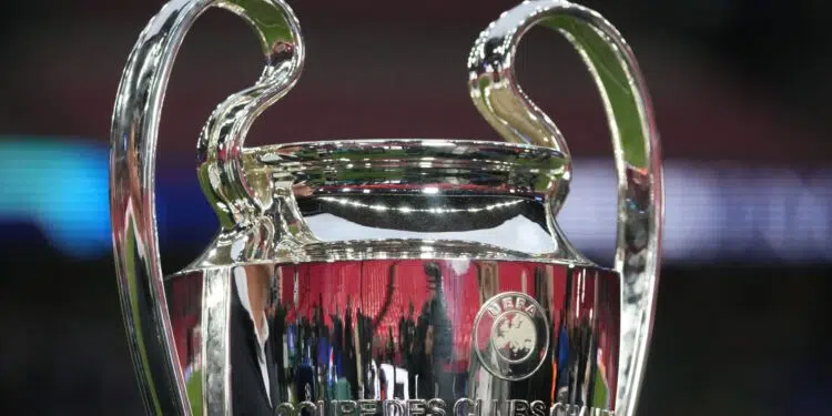 Troféu da Champions League em destaque
