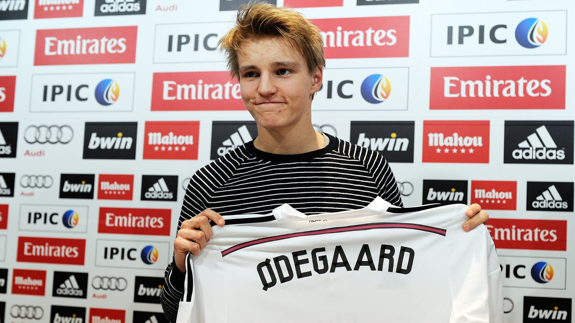 Odegaard sendo apresentado pelo Real Madrid, em 2015