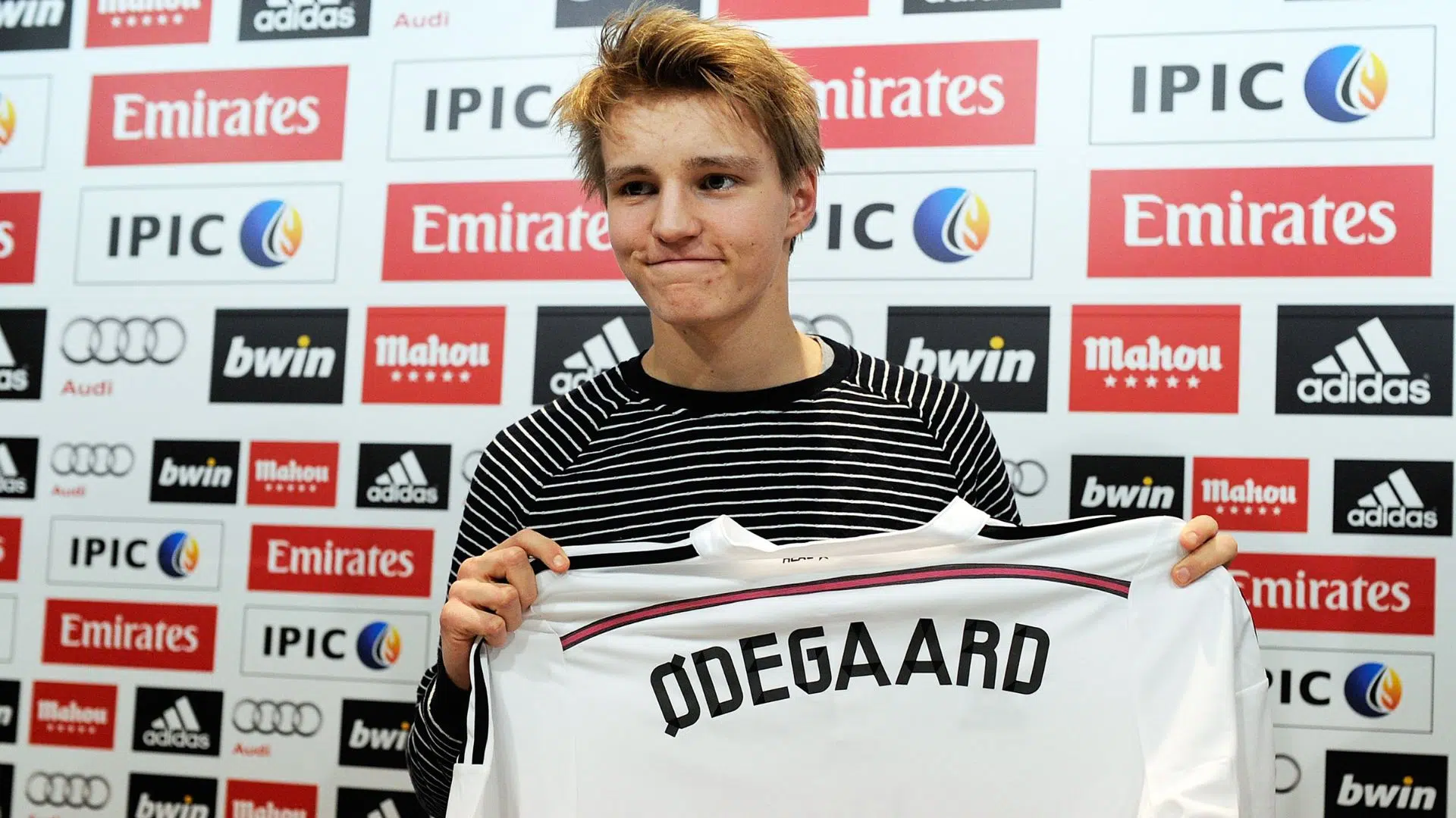 Odegaard sendo apresentado pelo Real Madrid, em 2015