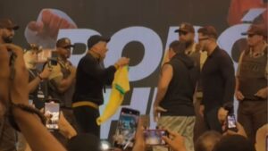 Popó se irrita com rival e dá cadeirada