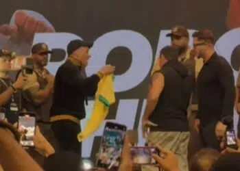 Popó se irrita com rival e dá cadeirada