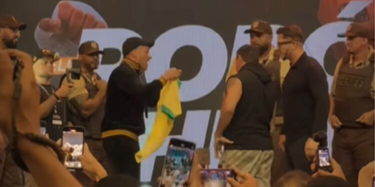 Popó se irrita com rival e dá cadeirada