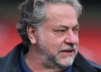 Julio Casares, presidente do São Paulo, olha à sua direita