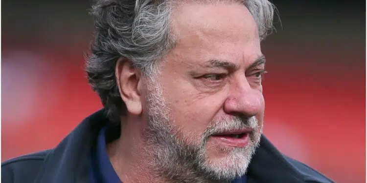 Julio Casares, presidente do São Paulo, olha à sua direita