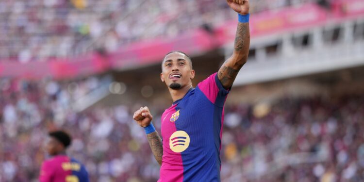 Raphinha comemorando gol na goleada contra o Real Valladolid por 7 a 0