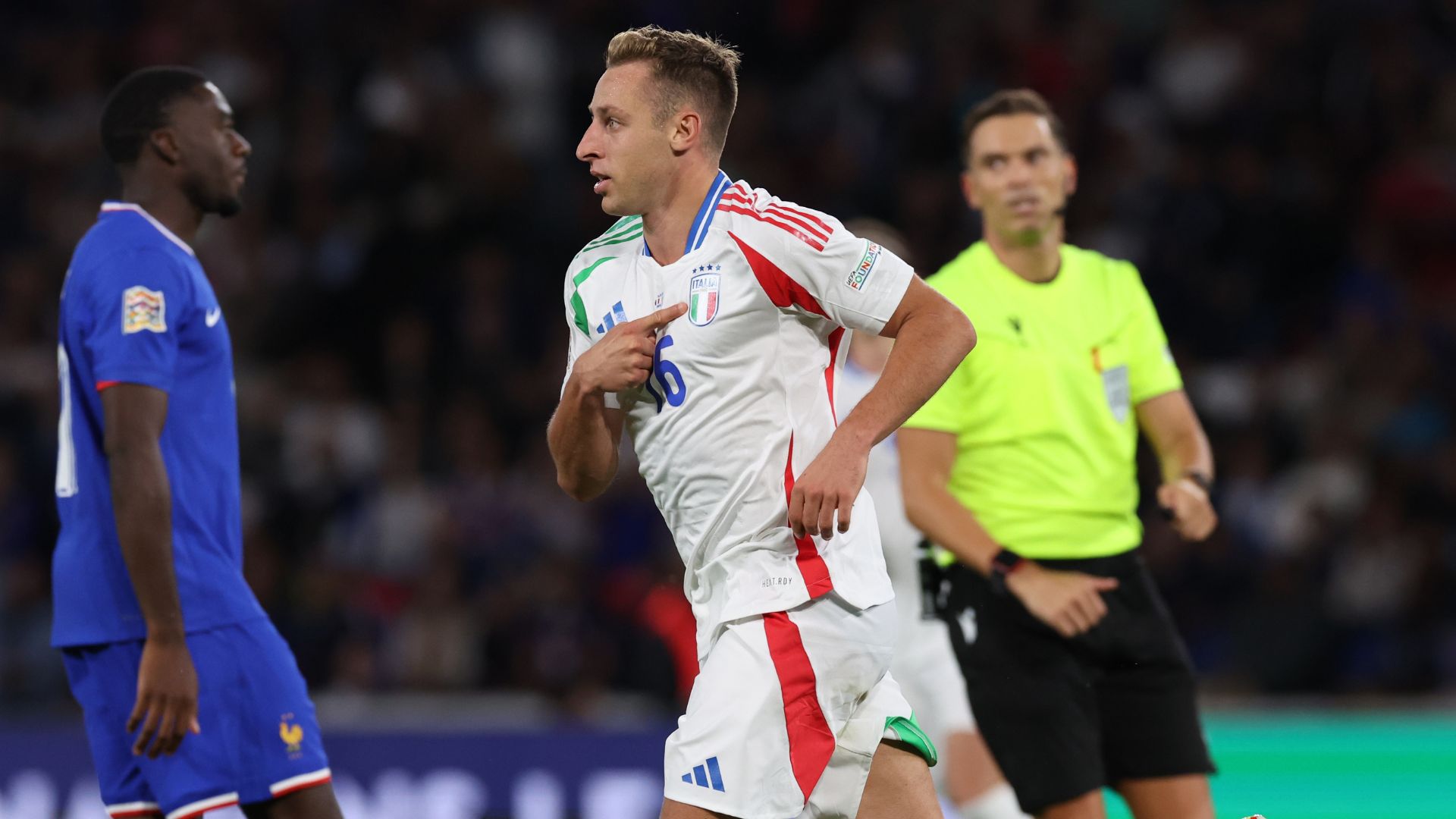 Frattesi comemorando segundo gol da Itália (Crédito: Getty Images)